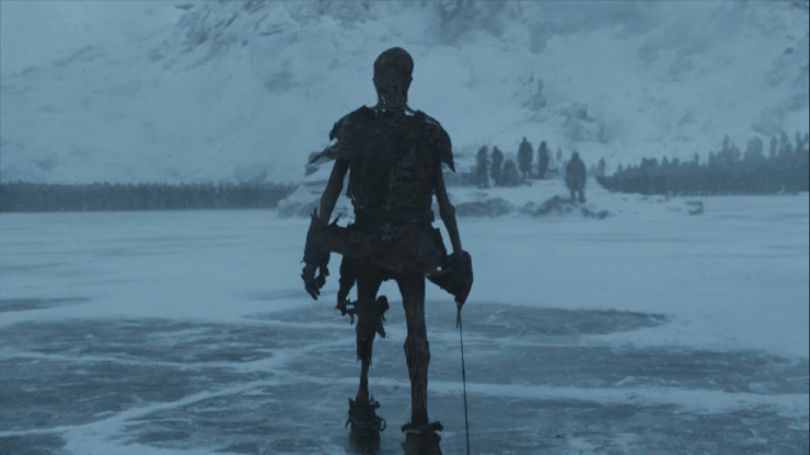 Espectro caminando hacia los Vengadores